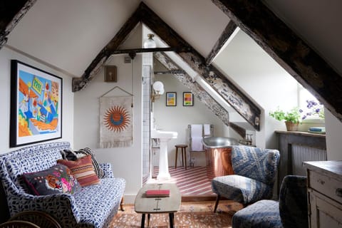 Bathroom, Living room, Decorative detail, Seating area, Bath