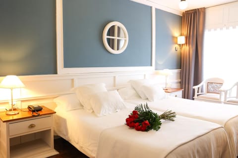 Photo of the whole room, Decorative detail, Decorative detail