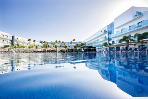 Property building, Swimming pool, sunbed