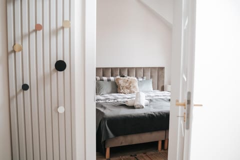 Bed, Bedroom, towels