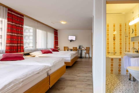 Bed, TV and multimedia, Photo of the whole room, Seating area, Bedroom, Bath