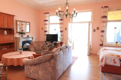 Bed, TV and multimedia, Living room, Photo of the whole room
