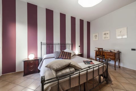 Photo of the whole room, Bedroom, internet