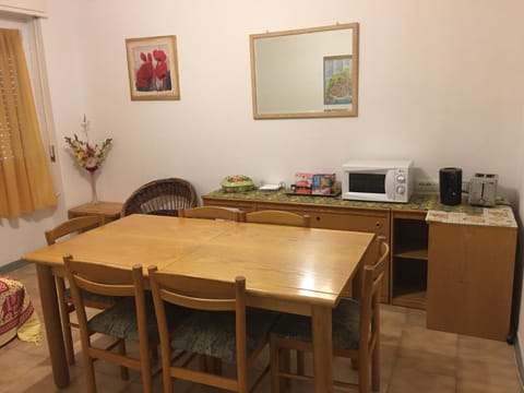 Coffee/tea facilities, Dining area, minibar, toaster