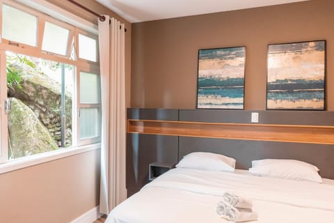 Bed, Natural landscape, Photo of the whole room, Bedroom