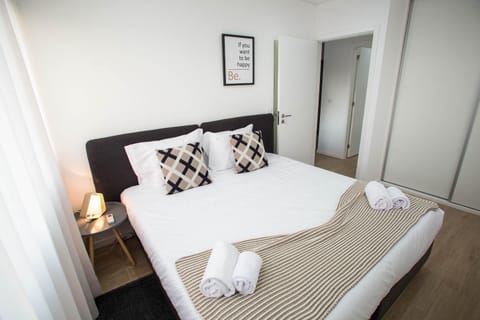 Bed, Photo of the whole room, Decorative detail, Bedroom, towels, wardrobe
