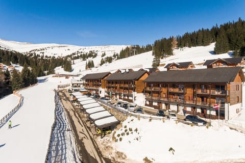 Property building, Neighbourhood, Winter, Skiing, Mountain view, Location, Parking