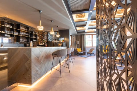 Restaurant/places to eat, Lounge or bar