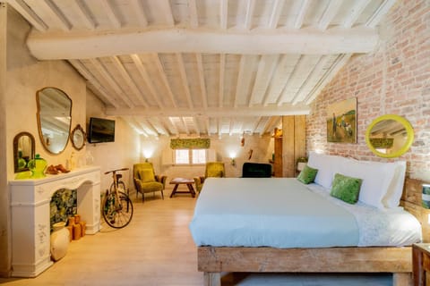 Bed, TV and multimedia, Photo of the whole room, Bedroom