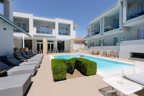 Property building, Patio, Communal lounge/ TV room, Day, View (from property/room), Balcony/Terrace, Evening entertainment, Pool view, Swimming pool, sunbed