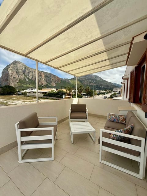 Property building, Balcony/Terrace, Garden view, Mountain view