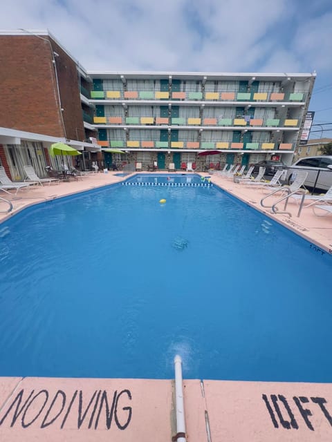 Property building, Day, Pool view, Swimming pool