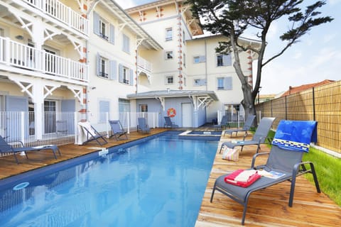 Facade/entrance, Solarium, Swimming pool