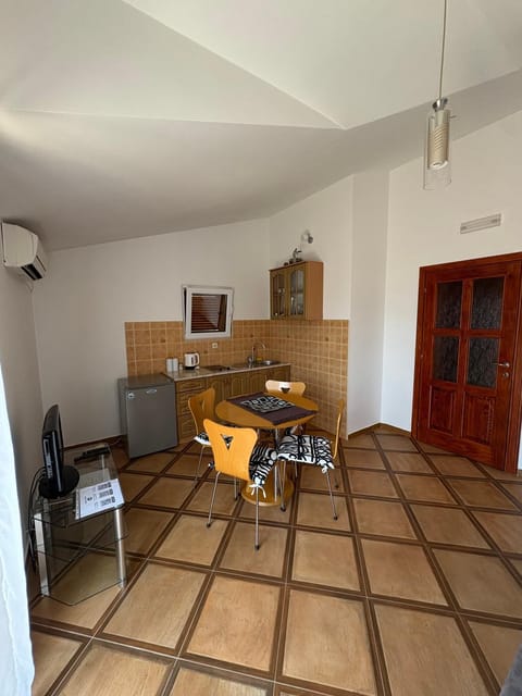 TV and multimedia, Kitchen or kitchenette, Living room, Seating area