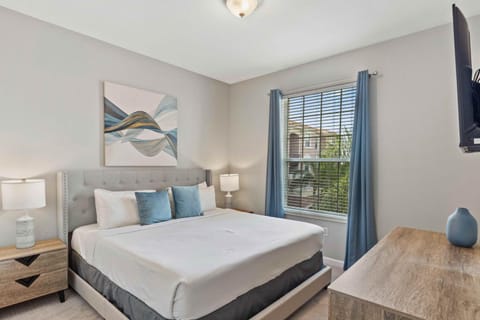 Cozy LAKEVIEW Condo w FREE Resort Access Apartment in Highlands Reserve