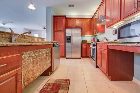 Gorgeous 1st-Floor, End Unit Condo w LAKEVIEW Apartment in Highlands Reserve