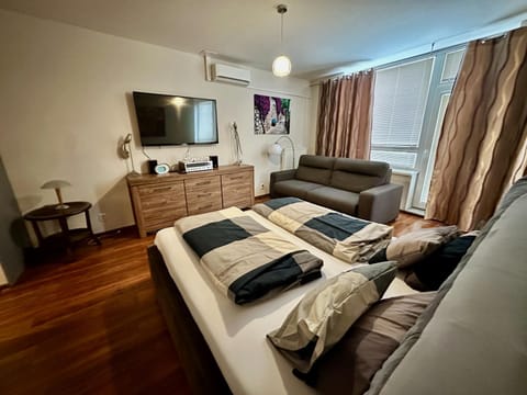 Communal lounge/ TV room, Bed, TV and multimedia, Living room, Photo of the whole room, Seating area, Evening entertainment, Bedroom