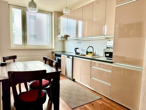 Coffee/tea facilities, Kitchen or kitchenette, Dining area, dishwasher, minibar, oven, pet friendly, stove, toaster