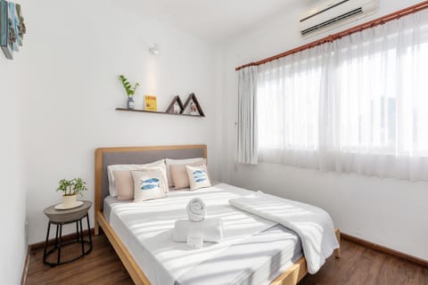 Bed, Photo of the whole room, Seating area, Bedroom, air conditioner