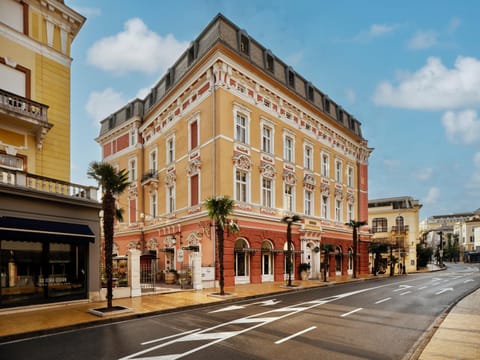 Property building, Facade/entrance, Natural landscape, Decorative detail, City view, Street view