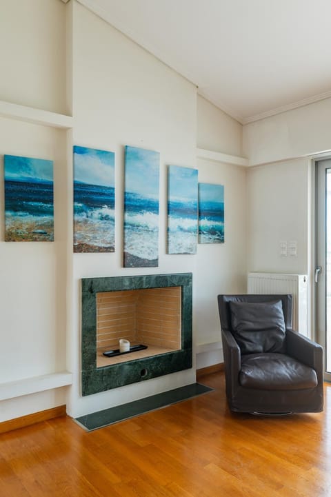 Seating area, fireplace