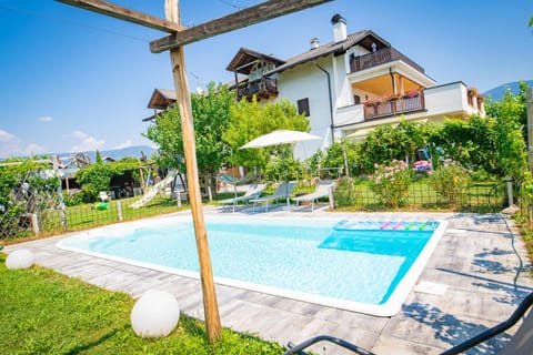 Property building, Natural landscape, Garden, Garden, Swimming pool, Open Air Bath