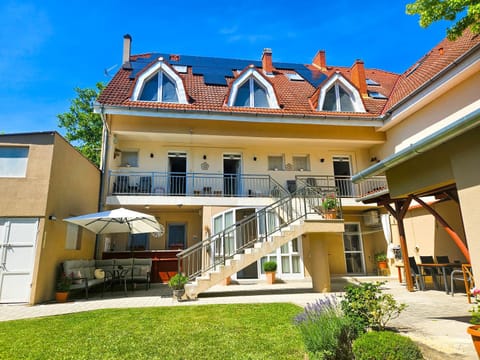 Property building, Garden, Lobby or reception, Garden view