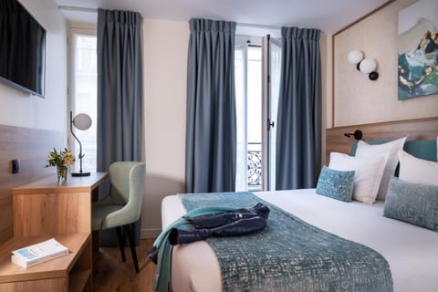Bed, TV and multimedia, Bedroom