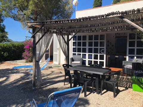 Patio, Garden, Dining area, Family