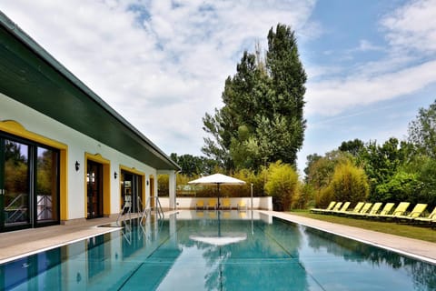 Swimming pool, Swimming pool