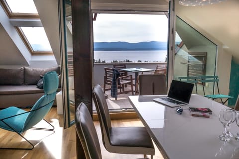 Coffee/tea facilities, Balcony/Terrace, Living room, Dining area, Sea view