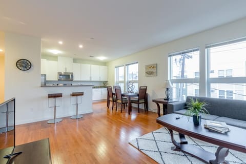 TV and multimedia, Kitchen or kitchenette, Living room, Seating area, Dining area