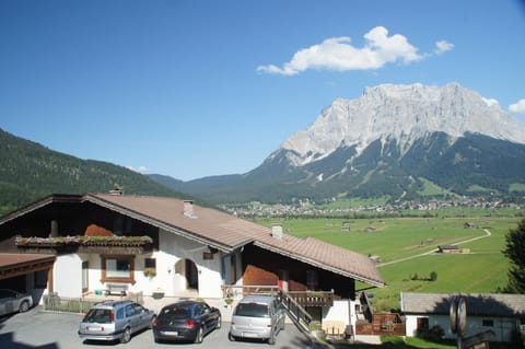 Facade/entrance, Area and facilities