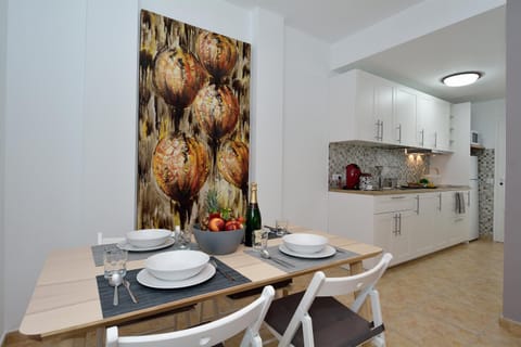 Kitchen or kitchenette, Dining area