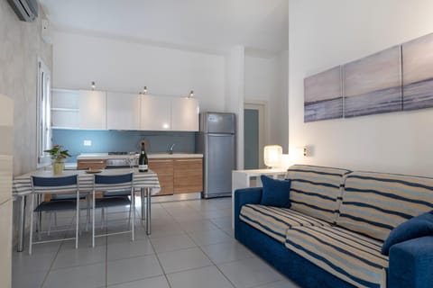 Kitchen or kitchenette, Living room, Seating area, Dining area, oven