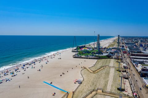 Nearby landmark, Restaurant/places to eat, Natural landscape, Bird's eye view, Beach, Shopping Area