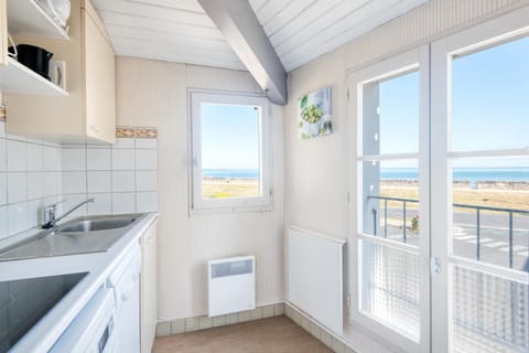 Kitchen or kitchenette, Sea view