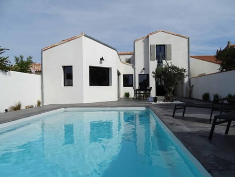 Property building, Swimming pool, Swimming pool