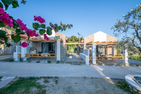 Property building, Patio, Garden, Balcony/Terrace