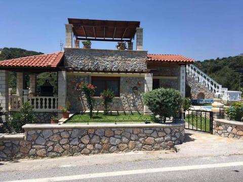 Facade/entrance, BBQ facilities, Garden, Balcony/Terrace, Pets, Street view, Swimming pool