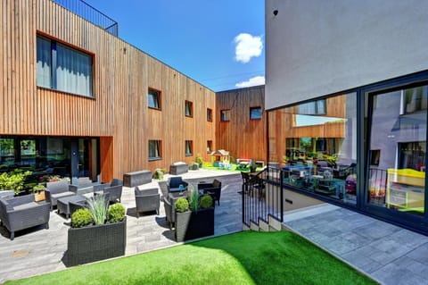 Property building, Garden, Balcony/Terrace, Seating area