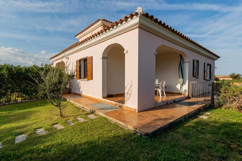 Property building, Patio, Facade/entrance, Garden