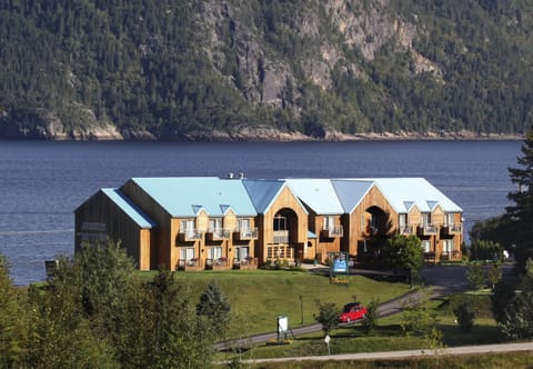 Property building, Facade/entrance, Day, Natural landscape, Mountain view, River view