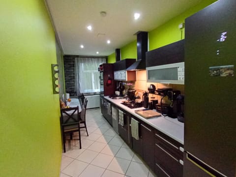 Coffee/tea facilities, Kitchen or kitchenette, Dining area, oven, stove, toaster