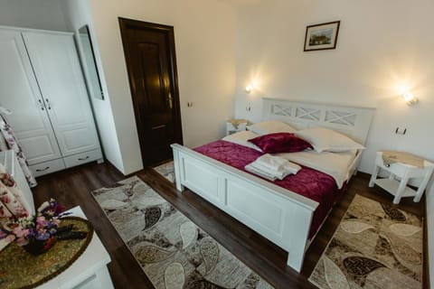 Photo of the whole room, Decorative detail