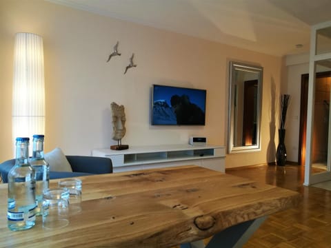Photo of the whole room, Seating area