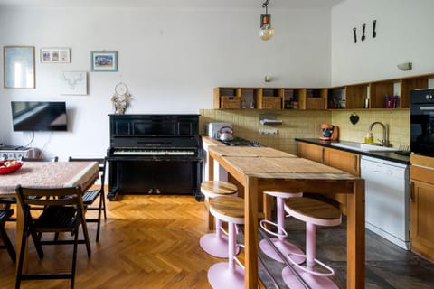 Kitchen or kitchenette, Living room, dishwasher, microwave