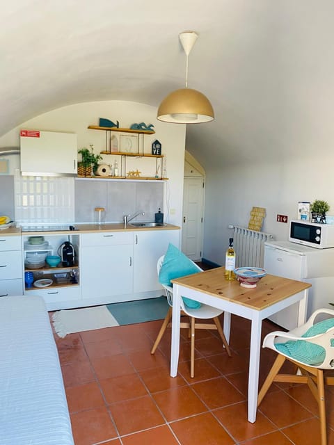 Kitchen or kitchenette, Living room, Seating area, Dining area, Communal kitchen