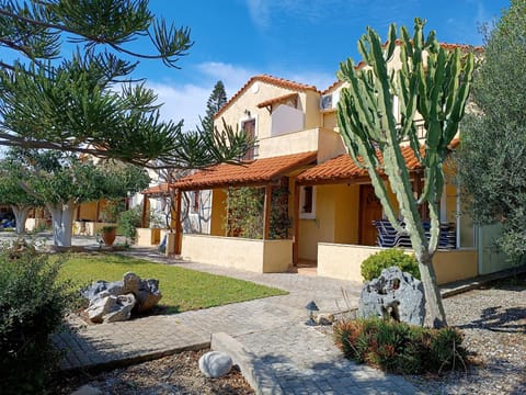 Property building, Spring, Day, Garden, Garden view