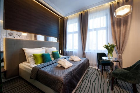 Bed, Seating area, Bedroom